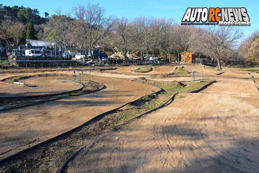 kyosho mp9 tki4 d'aurélie espana sur la piste de lacoste dans le luberon.