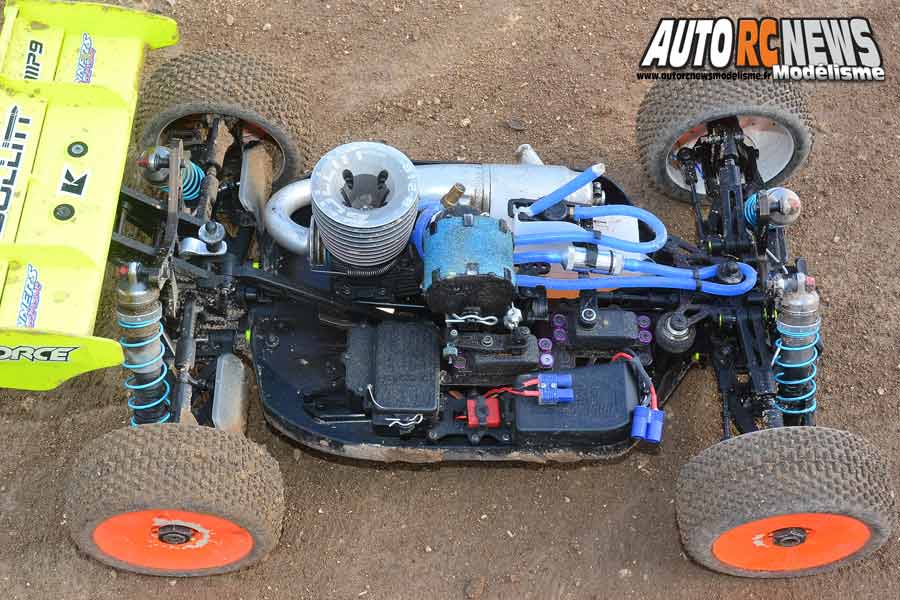 kyosho mp9 tki4 d'aurélie espana sur la piste de lacoste dans le luberon.