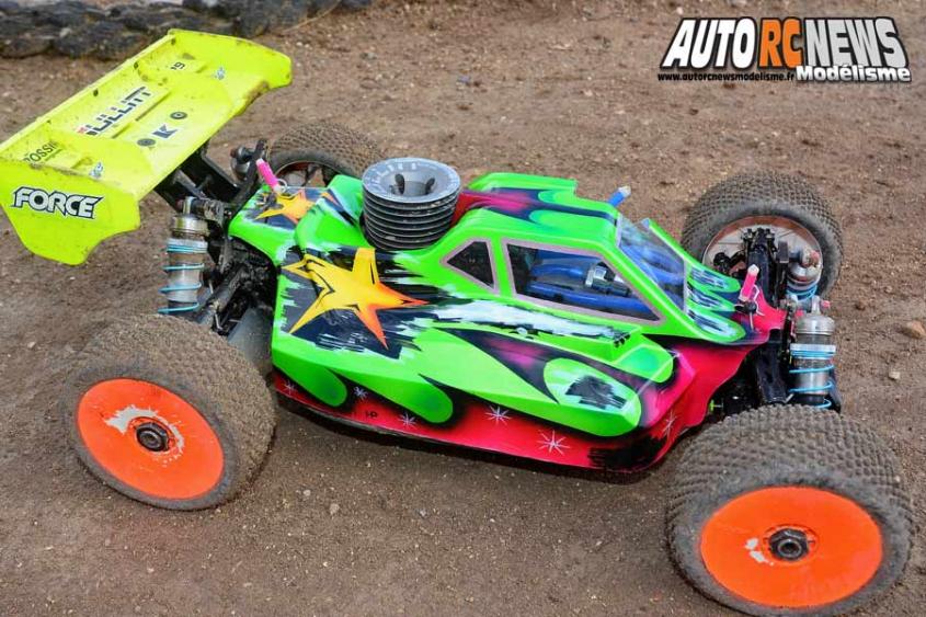 kyosho mp9 tki4 d'aurélie espana sur la piste de lacoste dans le luberon.