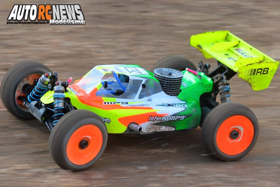 kyosho mp9 tki4 d'aurélie espana sur la piste de lacoste dans le luberon.