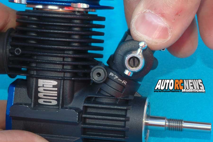 technique modélisme auto sur la fixation du carburateur, la sécurisation de la tringlerie de gaz et des porte fusées et les fuites à l'échappement.