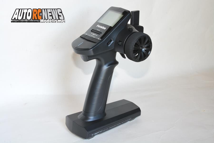 radio futaba 3pv en 2,4 ghz réf : 01000013 distribuée par avio et tiger