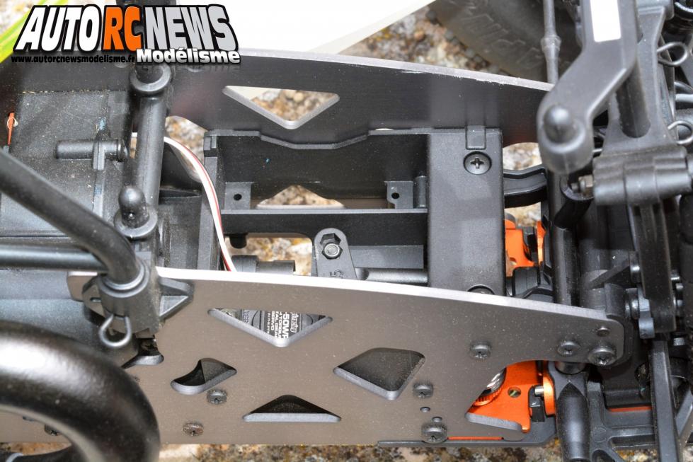 HPI Savage XL Octane #109073. monster truck radiocommandé propulsé par un moteur à essence de 15cm3.
