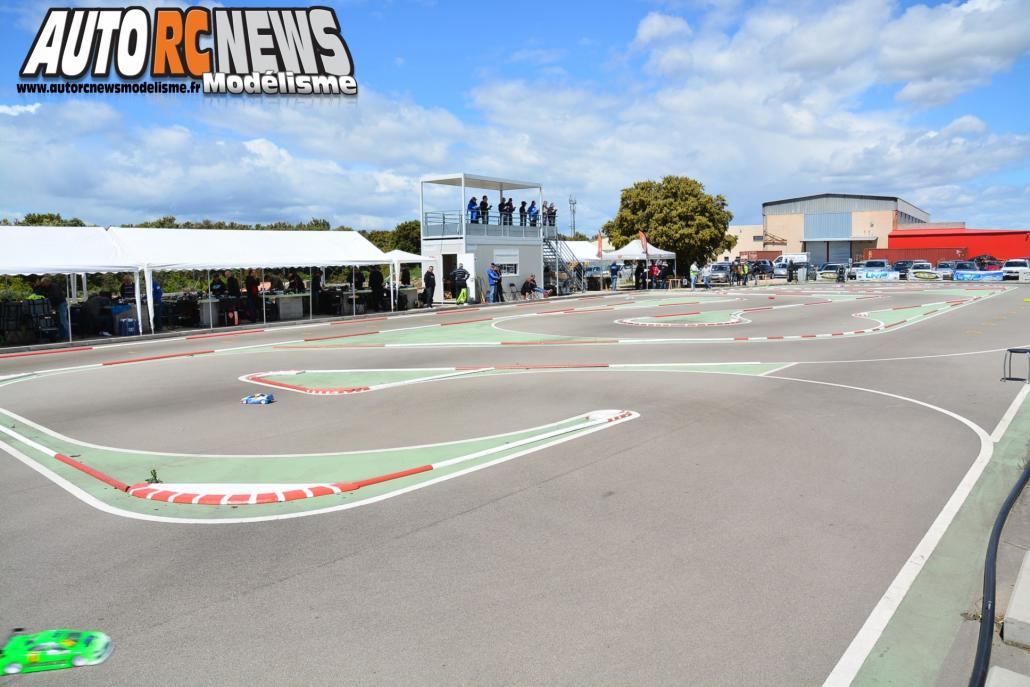 2ème manche du CF Piste 1/10 Electrique à Orange le 26 et 27 avril 2014. Compétition de voitures radiocommandées comptant pour le championnat de france qui a vu les victoires revenir à Fabien Valantin et Loïc Jasmin. 2ème manche du CF Piste 1/10 Electrique à Orange le 26 et 27 avril 2014. Compétition de voitures radiocommandées comptant pour le championnat de france qui a vu les victoires revenir à Fabien Valantin et Loïc Jasmin.