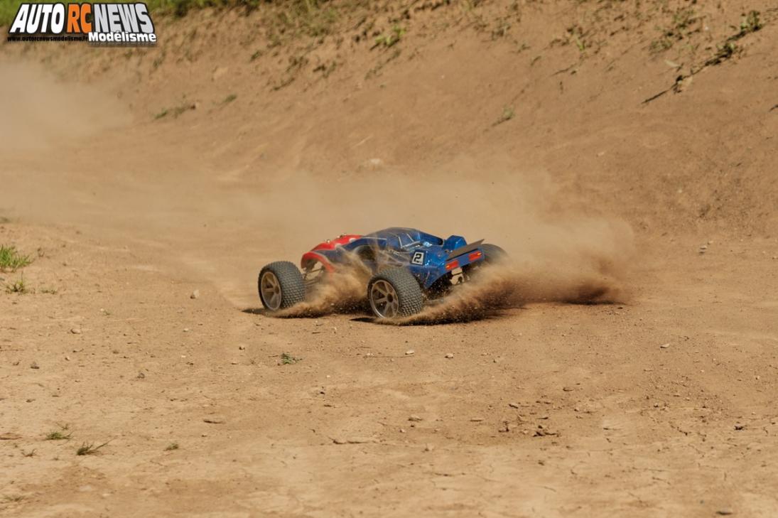 LRP S10 Blast TX2 Kit réf :120601. truggy lrp radiocommandée à l'échelle 1/10ème. version non rtr livrée sans électronique.