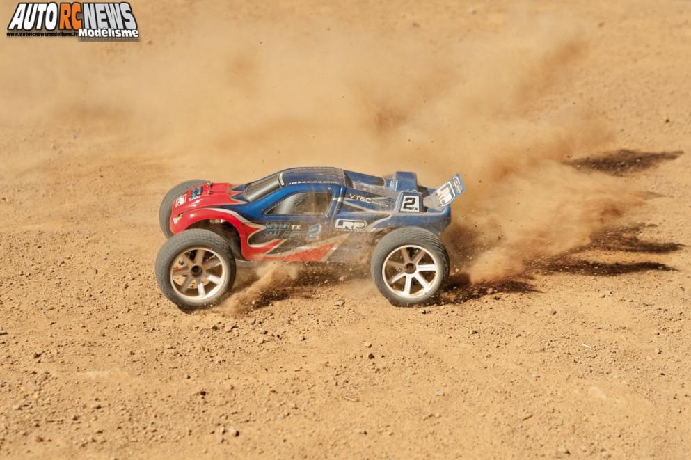 LRP S10 Blast TX2 Kit réf :120601. truggy lrp radiocommandée à l'échelle 1/10ème. version non rtr livrée sans électronique.