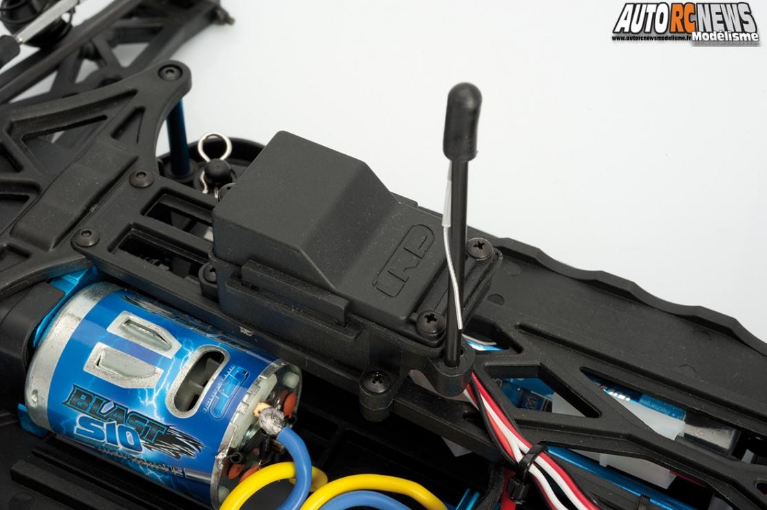 LRP S10 Blast MT2 RTR réf 120802. voiture radiocommandée de tout terrain à l'échelle 1/10ème pour une utilisation modélisme.