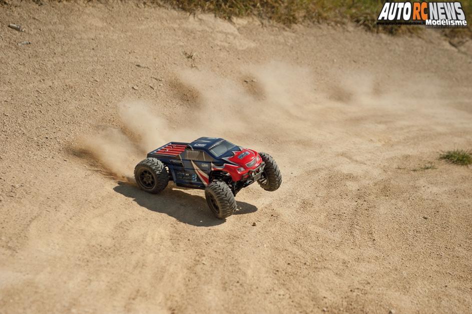 LRP S10 Blast MT2 RTR réf 120802. voiture radiocommandée de tout terrain à l'échelle 1/10ème pour une utilisation modélisme.