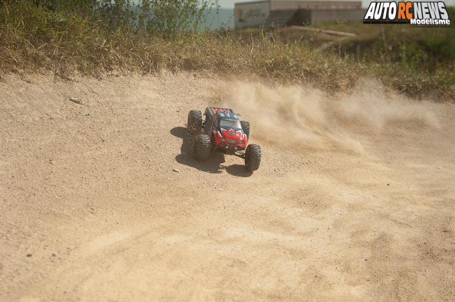 LRP S10 Blast MT2 RTR réf 120802. voiture radiocommandée de tout terrain à l'échelle 1/10ème pour une utilisation modélisme.