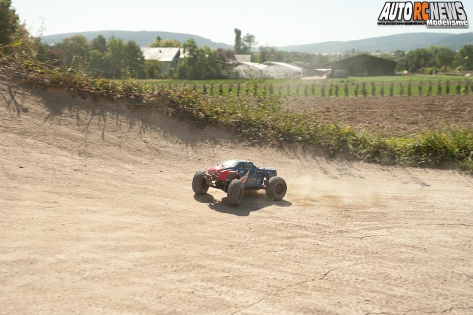 LRP S10 Blast MT2 RTR réf 120802. voiture radiocommandée de tout terrain à l'échelle 1/10ème pour une utilisation modélisme.