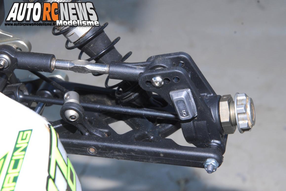 Le losi 8ight 3.0 d'edouard hugon est le nouveau TT 1/8ème thermique avec lequel le pilote du sud ouest défendra ses chances en championnat de france en 2014.