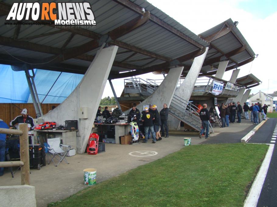 Coupe de France Piste 1/5 à neuville en poitou sur le circuit du club Modelespace. compétition de voitures radiocommandées qui s'est déroulée les 5 et 6 octobre 2013. modélisme auto R/C.