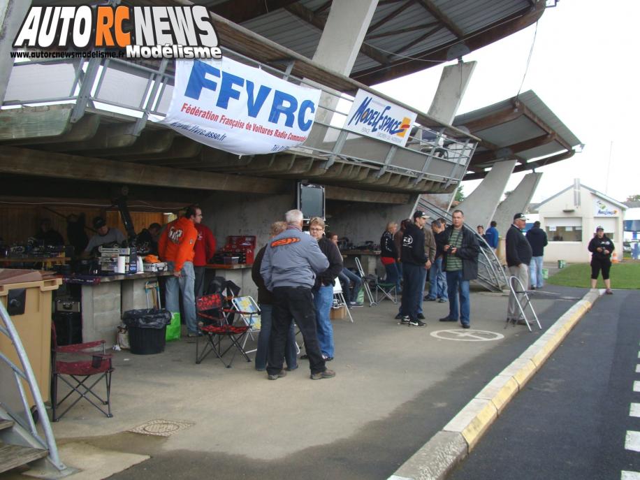 Coupe de France Piste 1/5 à neuville en poitou sur le circuit du club Modelespace. compétition de voitures radiocommandées qui s'est déroulée les 5 et 6 octobre 2013. modélisme auto R/C.