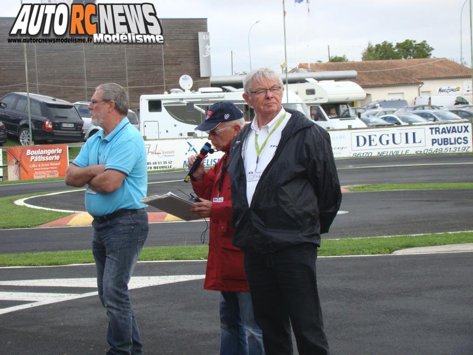 Coupe de France Piste 1/5 à neuville en poitou sur le circuit du club Modelespace. compétition de voitures radiocommandées qui s'est déroulée les 5 et 6 octobre 2013. modélisme auto R/C.