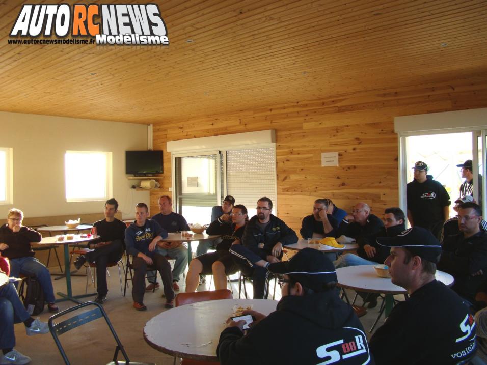 Coupe de France Piste 1/5 à neuville en poitou sur le circuit du club Modelespace. compétition de voitures radiocommandées qui s'est déroulée les 5 et 6 octobre 2013. modélisme auto R/C.