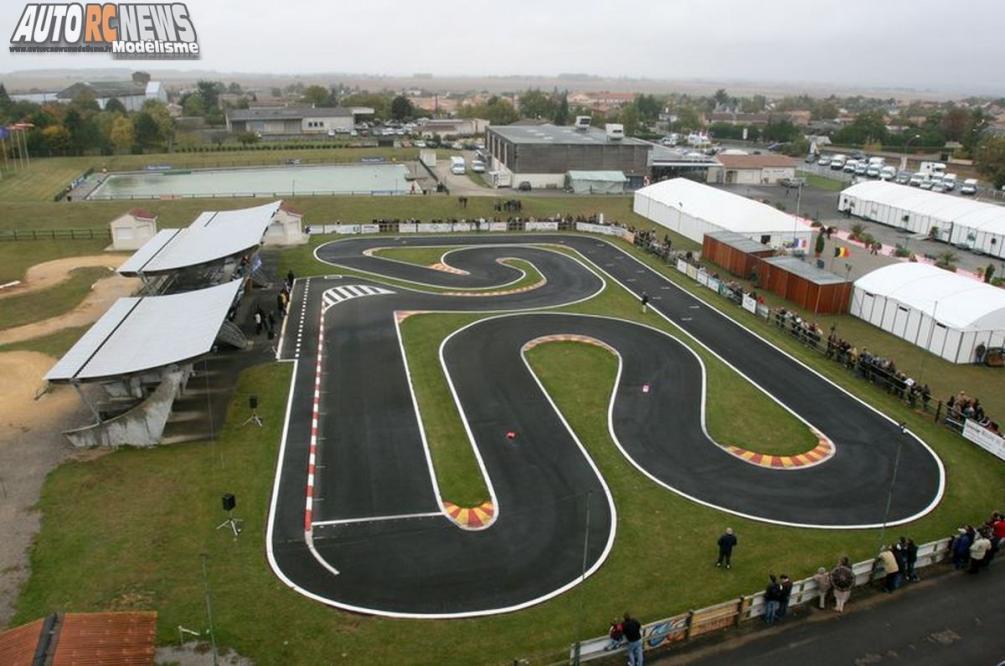 Coupe de France Piste 1/5 à neuville en poitou sur le circuit du club Modelespace. compétition de voitures radiocommandées. modélisme auto R/C. Coupe de France Piste 1/5 à neuville en poitou sur le circuit du club Modelespace. compétition de voitures radiocommandées. modélisme auto R/C.