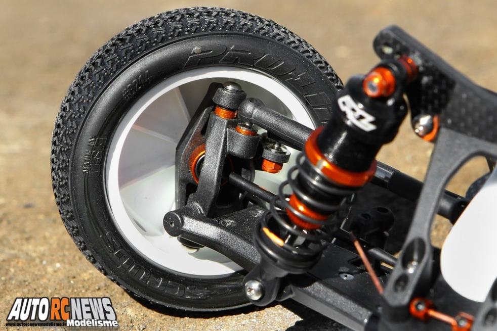 HB D413 référence 112723. nouveau tout terrain électrique à l'échelle 1/10ème signé hot bodies. voiture radiocommandée de compétition. modélisme auto R/C.