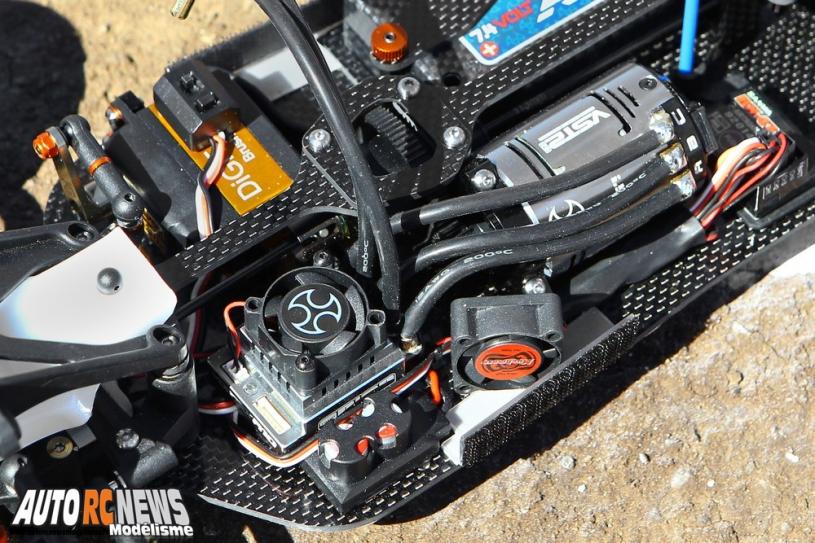HB D413 référence 112723. nouveau tout terrain électrique à l'échelle 1/10ème signé hot bodies. voiture radiocommandée de compétition. modélisme auto R/C.