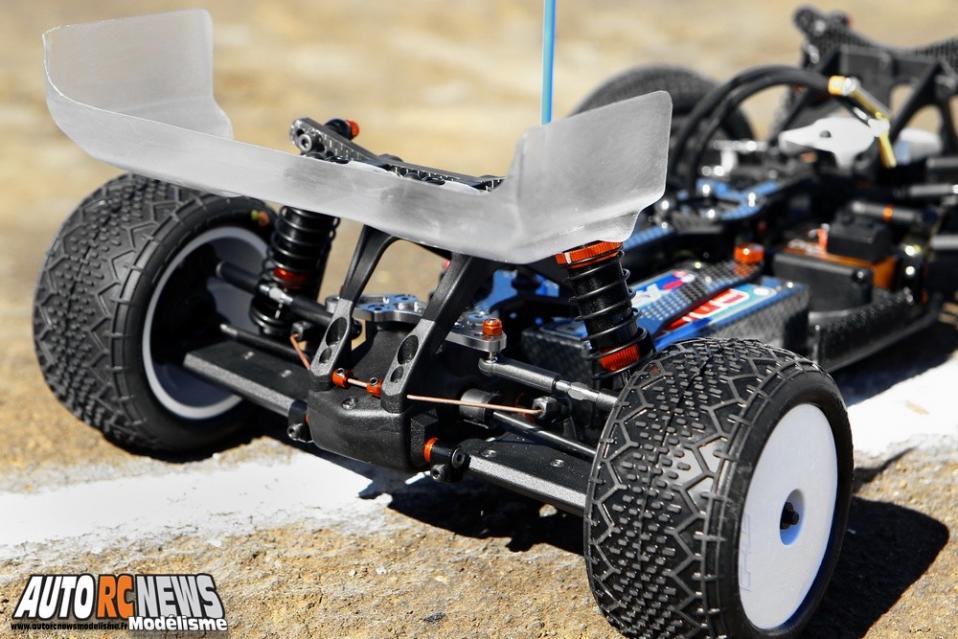 HB D413 référence 112723. nouveau tout terrain électrique à l'échelle 1/10ème signé hot bodies. voiture radiocommandée de compétition. modélisme auto R/C.