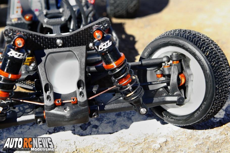 HB D413 référence 112723. nouveau tout terrain électrique à l'échelle 1/10ème signé hot bodies. voiture radiocommandée de compétition. modélisme auto R/C.