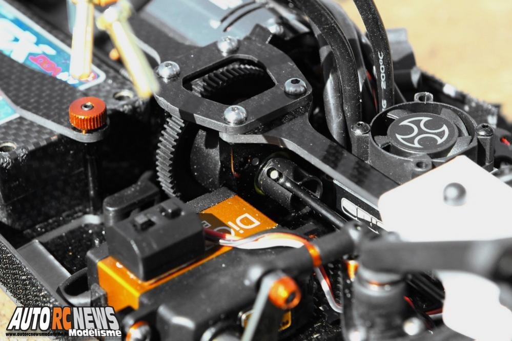 HB D413 référence 112723. nouveau tout terrain électrique à l'échelle 1/10ème signé hot bodies. voiture radiocommandée de compétition. modélisme auto R/C.