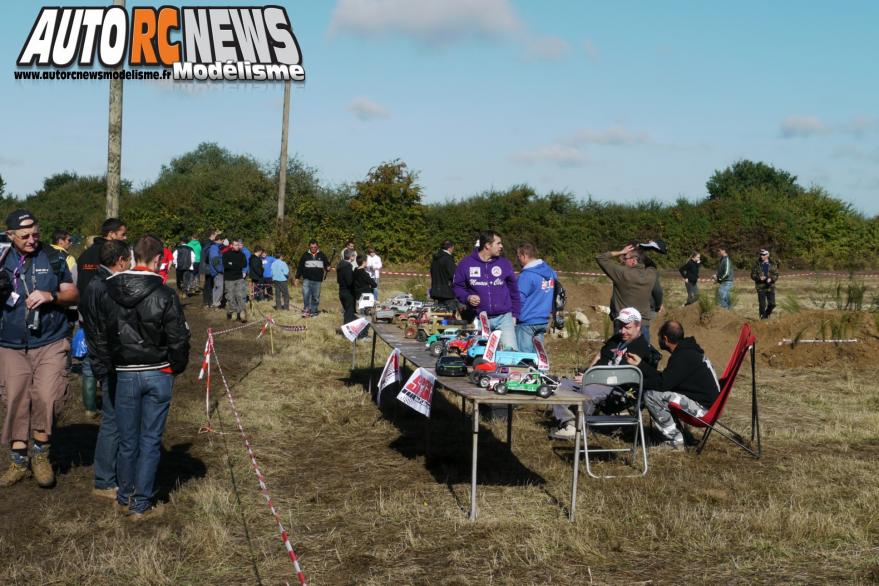 24 Heures de Chevannes. compétition de scale radiocommandés organisée les 14 et 15 septembre derniers sur le circuit éphémère de Chevannes. voitures radiocommandées électriques. modélisme auto r/c.