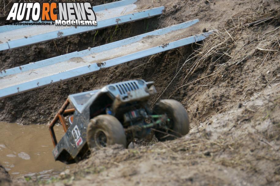 24 Heures de Chevannes. compétition de scale radiocommandés organisée les 14 et 15 septembre derniers sur le circuit éphémère de Chevannes. voitures radiocommandées électriques. modélisme auto r/c.
