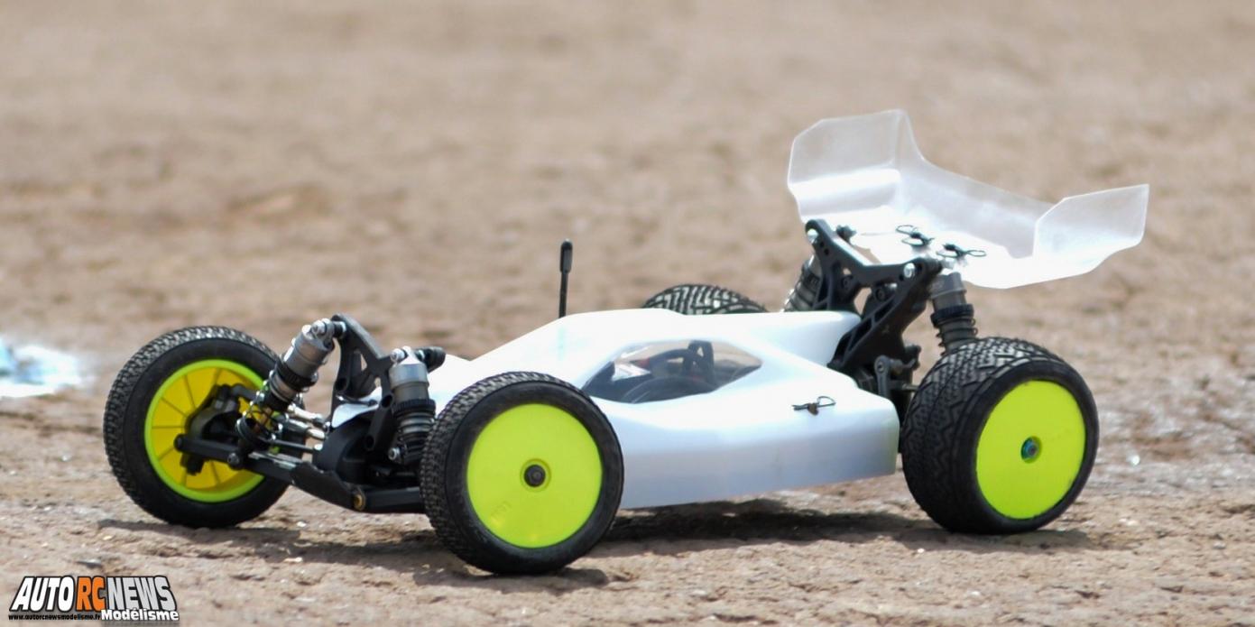 TLR 4WD Buggy. nouveau team losi racing tlr44 en préparation. voiture radiocommandée de compétition pour le modélisme auto.