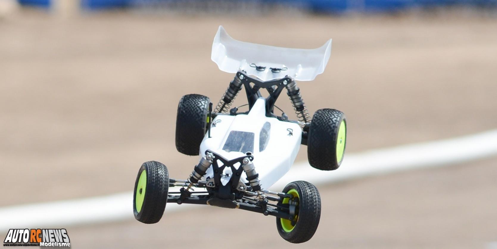 TLR 4WD Buggy. nouveau team losi racing tlr44 en préparation. voiture radiocommandée de compétition pour le modélisme auto.