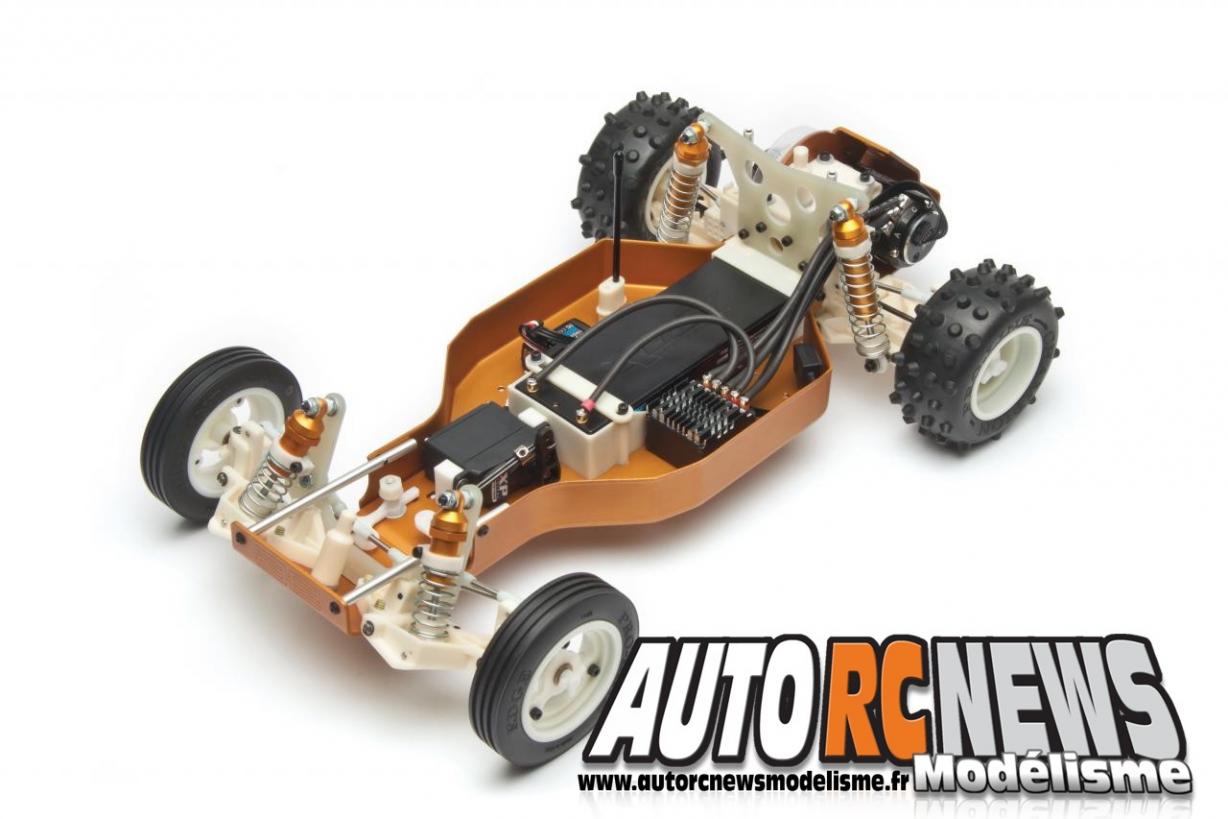team associated rc10 classic. réédition de la voiture qui a remporté le premier championnat du monde ifmar. voiture radiocommandée électrique de modélisme. voiture électrique à l'échelle 1/10ème team associated crée par rogercurtis.