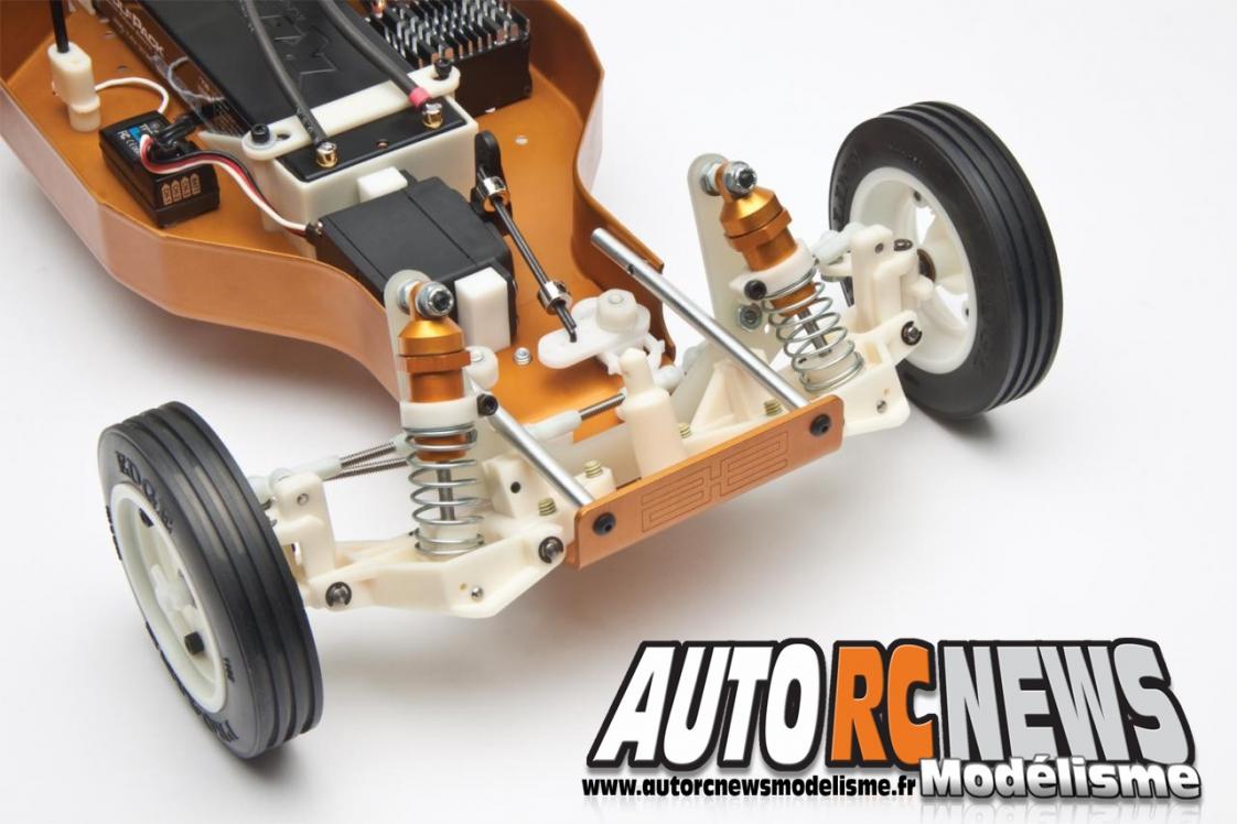 team associated rc10 classic. réédition de la voiture qui a remporté le premier championnat du monde ifmar. voiture radiocommandée électrique de modélisme. voiture électrique à l'échelle 1/10ème team associated crée par rogercurtis.