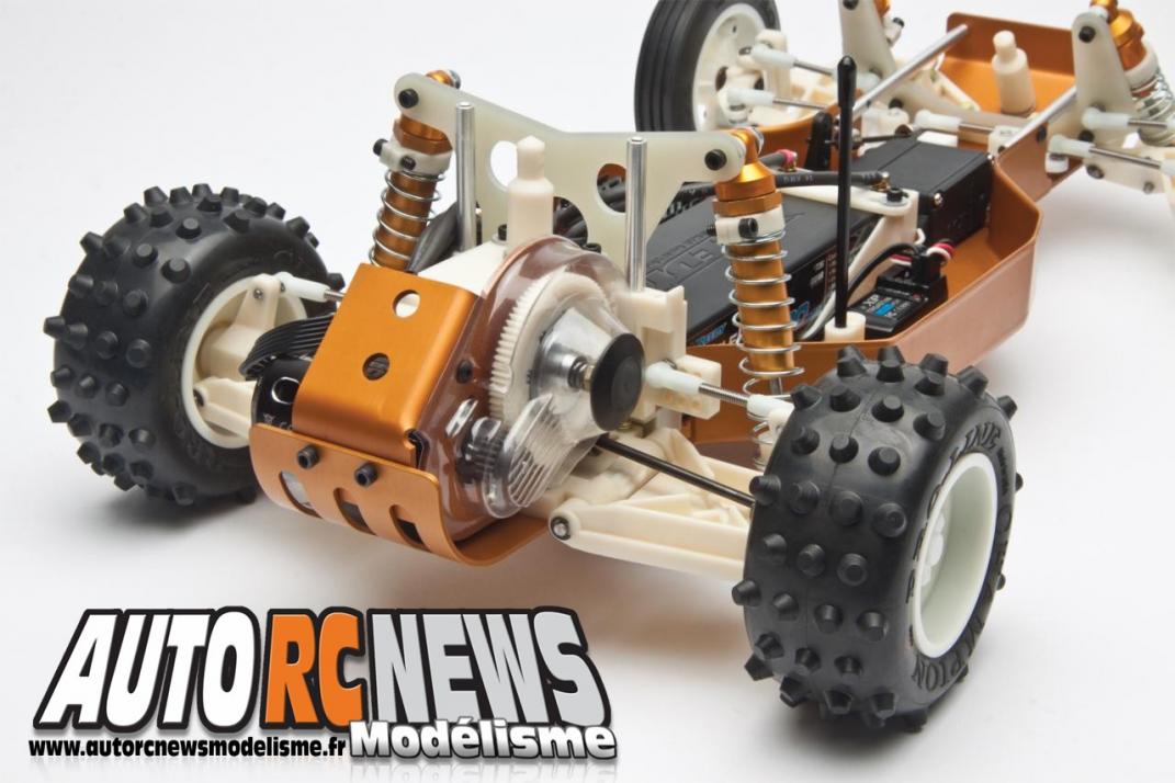team associated rc10 classic. réédition de la voiture qui a remporté le premier championnat du monde ifmar. voiture radiocommandée électrique de modélisme. voiture électrique à l'échelle 1/10ème team associated crée par rogercurtis.