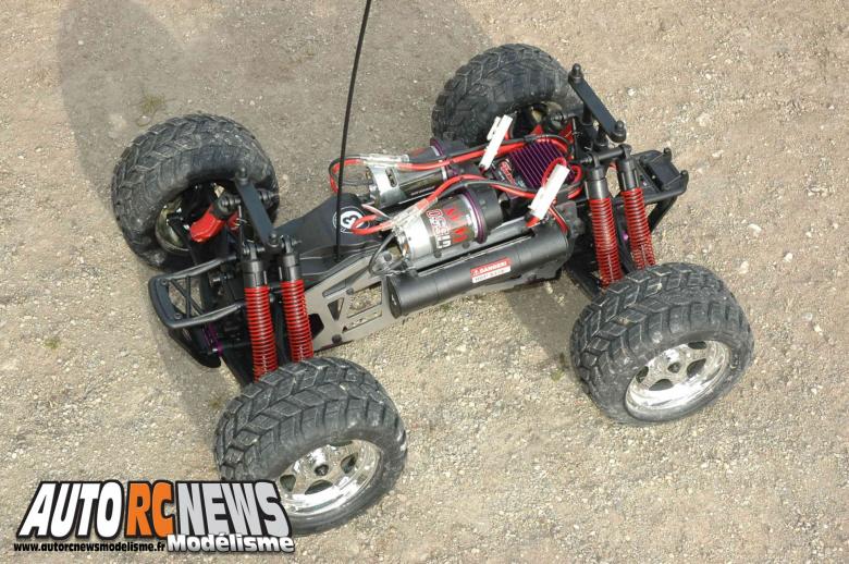 HPI E-Savage RTR. monster truck électrique e-savage de chez hpi propulsé par deux moteurs 550. voiture de modélisme radiocommandé.