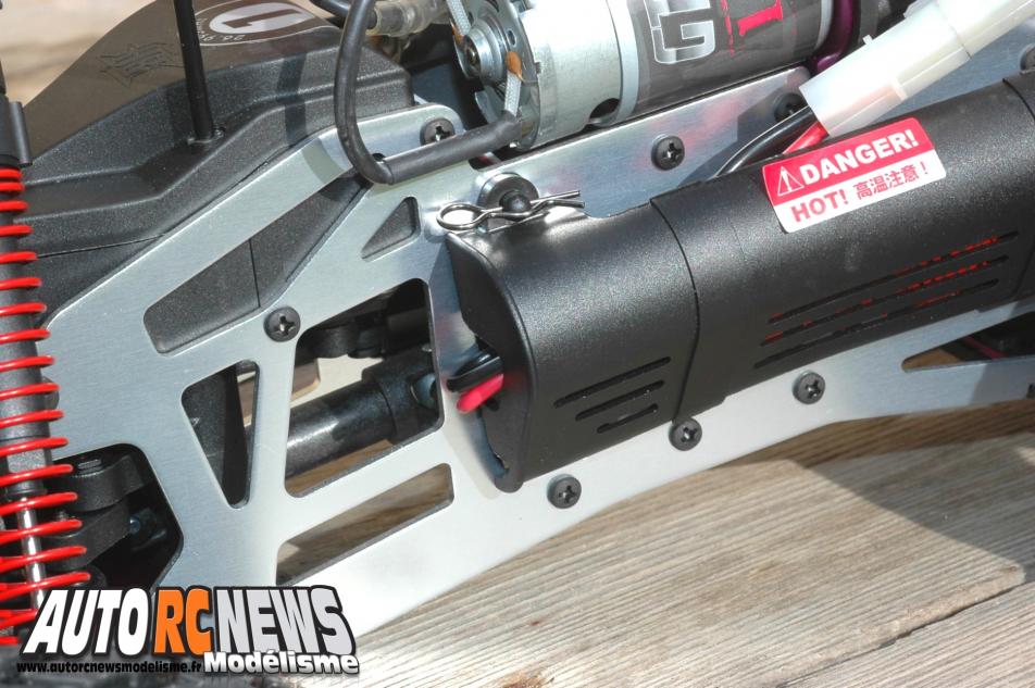 HPI E-Savage RTR. monster truck électrique e-savage de chez hpi propulsé par deux moteurs 550. voiture de modélisme radiocommandé.