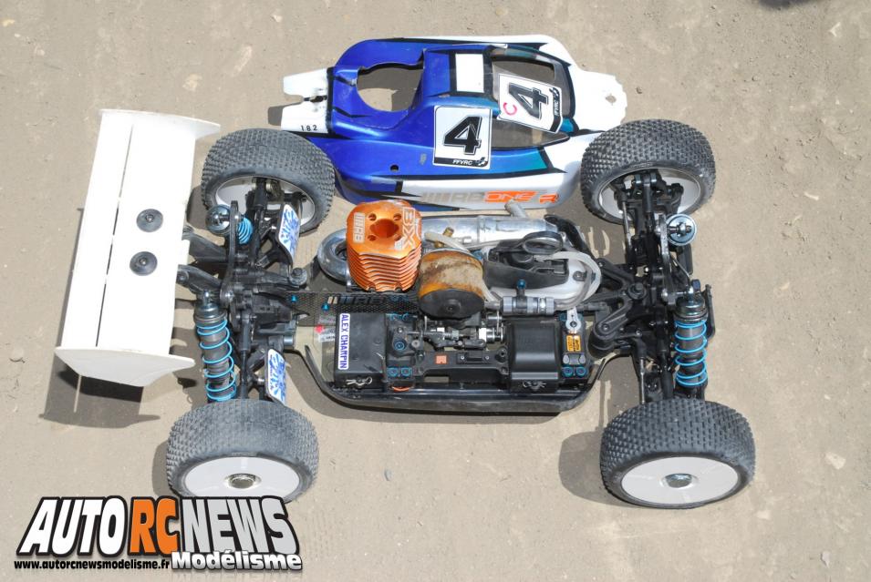 rb one r. nouvelle version prochainement disponible. voiture tt 1/8ème thermique de modélisme auto radiocommandée.