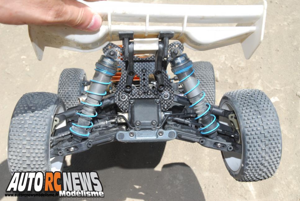 rb one r. nouvelle version prochainement disponible. voiture tt 1/8ème thermique de modélisme auto radiocommandée.