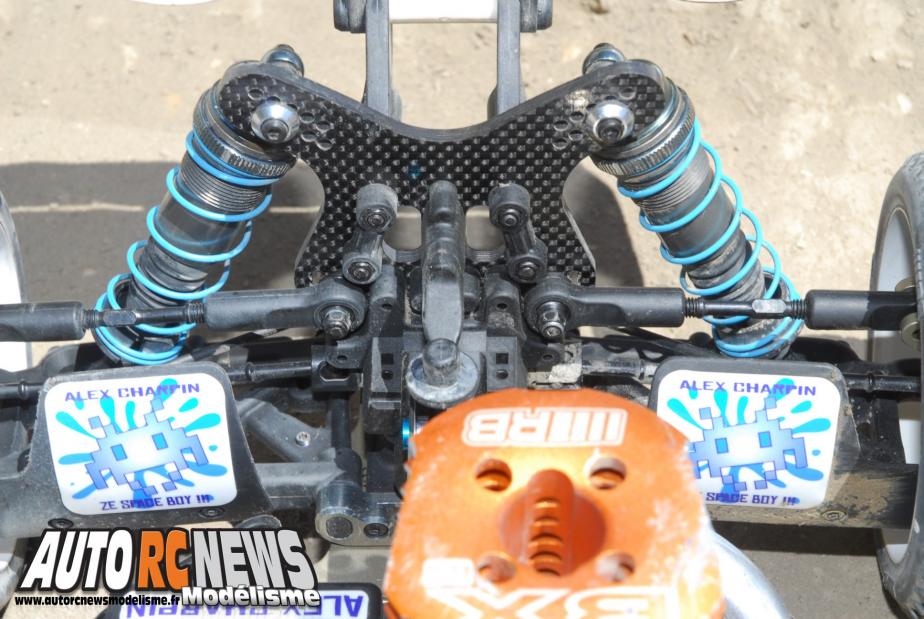 rb one r. nouvelle version prochainement disponible. voiture tt 1/8ème thermique de modélisme auto radiocommandée.