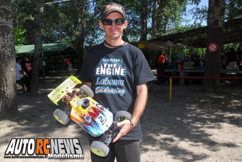 4ème manche de CF TT 1/8ème thermique National à Pertuis les 22 et 23 juin 2013 sur la piste du mini bolide club pertuisien (mbcp). compétition de modélisme auto radiocommandée qui a vu la victoire revenir à jimmy weimann sur kyosho mp9.