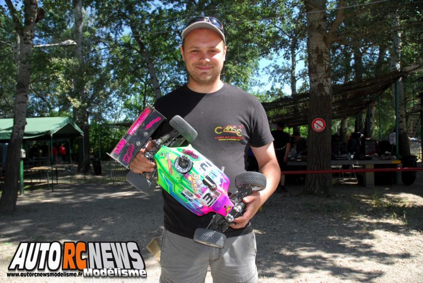 4ème manche de CF TT 1/8ème thermique National à Pertuis les 22 et 23 juin 2013 sur la piste du mini bolide club pertuisien (mbcp). compétition de modélisme auto radiocommandée qui a vu la victoire revenir à jimmy weimann sur kyosho mp9.