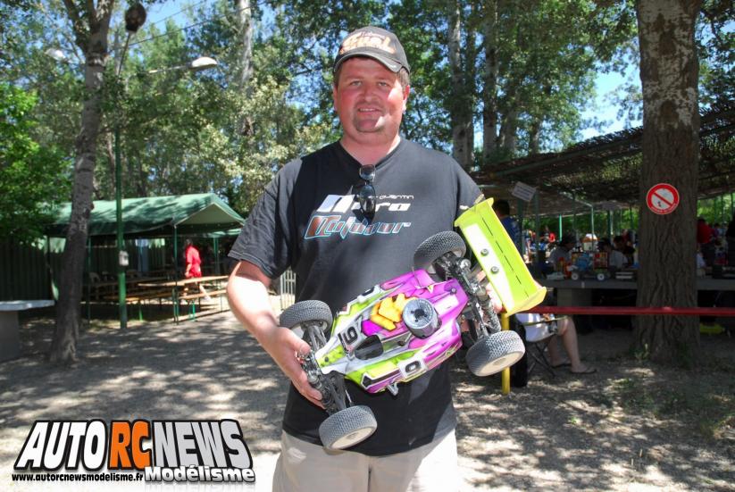 4ème manche de CF TT 1/8ème thermique National à Pertuis les 22 et 23 juin 2013 sur la piste du mini bolide club pertuisien (mbcp). compétition de modélisme auto radiocommandée qui a vu la victoire revenir à jimmy weimann sur kyosho mp9.
