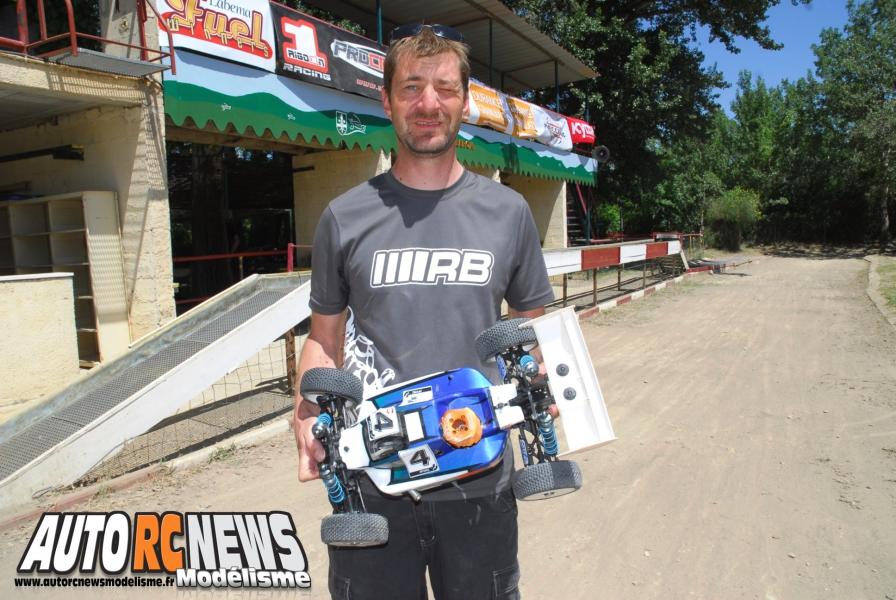 4ème manche de CF TT 1/8ème thermique National à Pertuis les 22 et 23 juin 2013 sur la piste du mini bolide club pertuisien (mbcp). compétition de modélisme auto radiocommandée qui a vu la victoire revenir à jimmy weimann sur kyosho mp9.