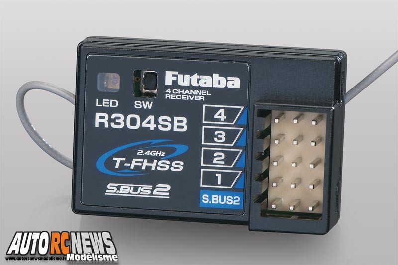 Futaba 4PLS. nouvelle radio futaba 4 pls fhss avec télémétrie. émetteur à volant pour le modélisme auto radiocommandé.