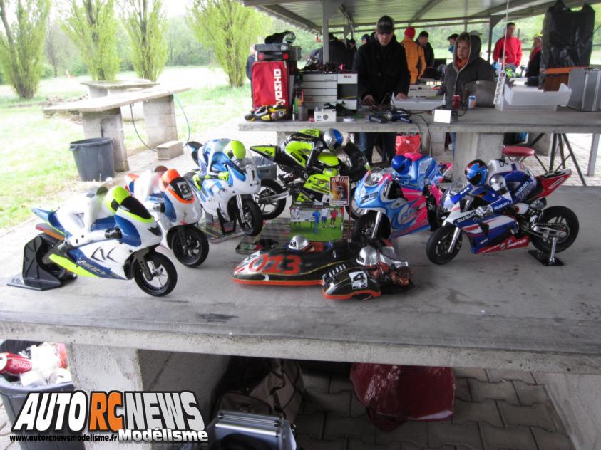 1ère CF Moto RC Mâcon première manche du championnat de france de motos radiocommandées à mâcon. modelisme moto rc