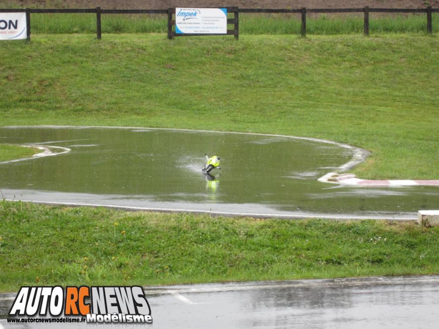 1ère CF Moto RC Mâcon première manche du championnat de france de motos radiocommandées à mâcon. modelisme moto rc