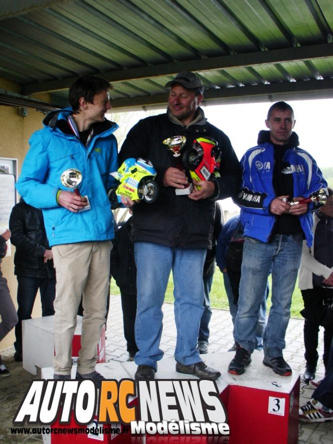 1ère CF Moto RC Mâcon première manche du championnat de france de motos radiocommandées à mâcon. modelisme moto rc