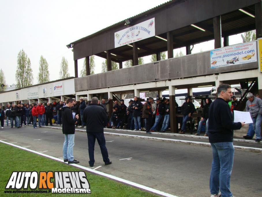 2ème CF Piste 1/5ème Tourisme Elite à Ris Orangis. compétition de modélisme auto radiocommandé. deuxième manche du championnat de france de piste à l'échelle 1/5ème.