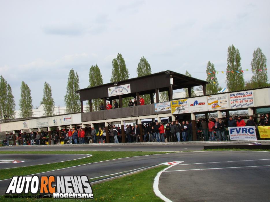 2ème CF Piste 1/5ème Tourisme Elite à Ris Orangis. compétition de modélisme auto radiocommandé. deuxième manche du championnat de france de piste à l'échelle 1/5ème.