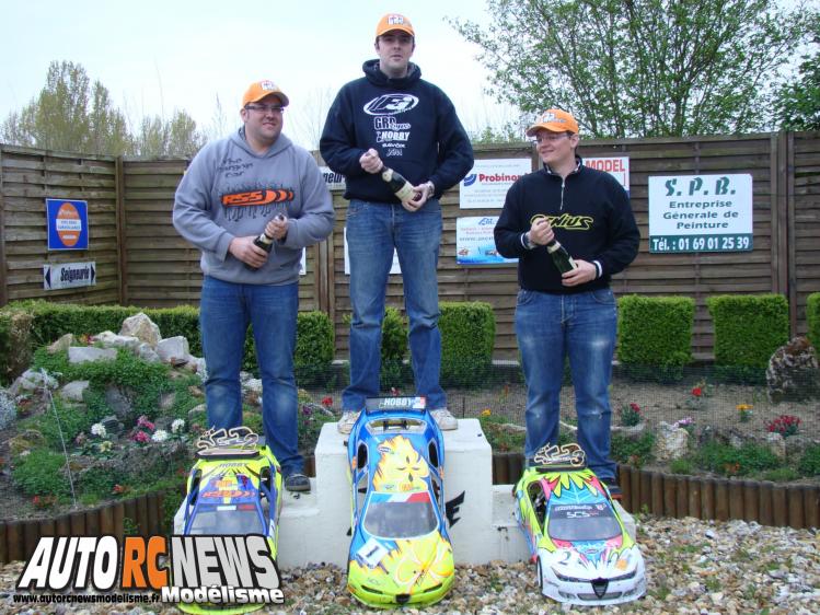 2ème CF Piste 1/5ème Tourisme Elite à Ris Orangis. compétition de modélisme auto radiocommandé. deuxième manche du championnat de france de piste à l'échelle 1/5ème.
