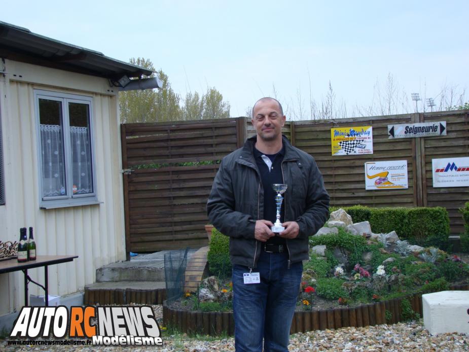 2ème CF Piste 1/5ème Tourisme Elite à Ris Orangis. compétition de modélisme auto radiocommandé. deuxième manche du championnat de france de piste à l'échelle 1/5ème.