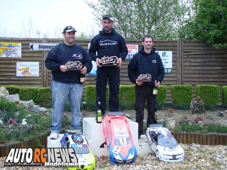 2ème CF Piste 1/5ème Tourisme Elite à Ris Orangis. compétition de modélisme auto radiocommandé. deuxième manche du championnat de france de piste à l'échelle 1/5ème.